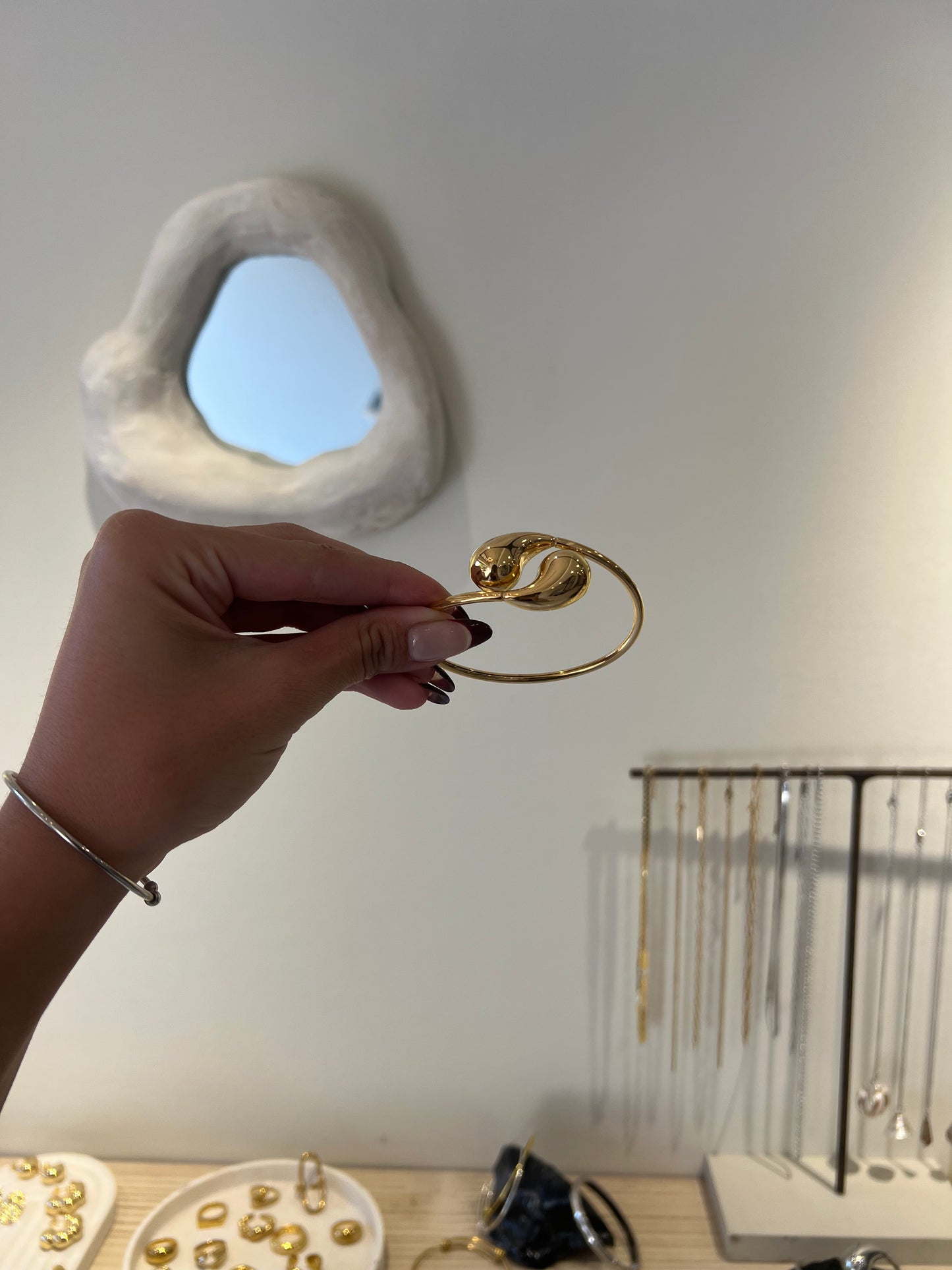 Yin & yang bangle gold