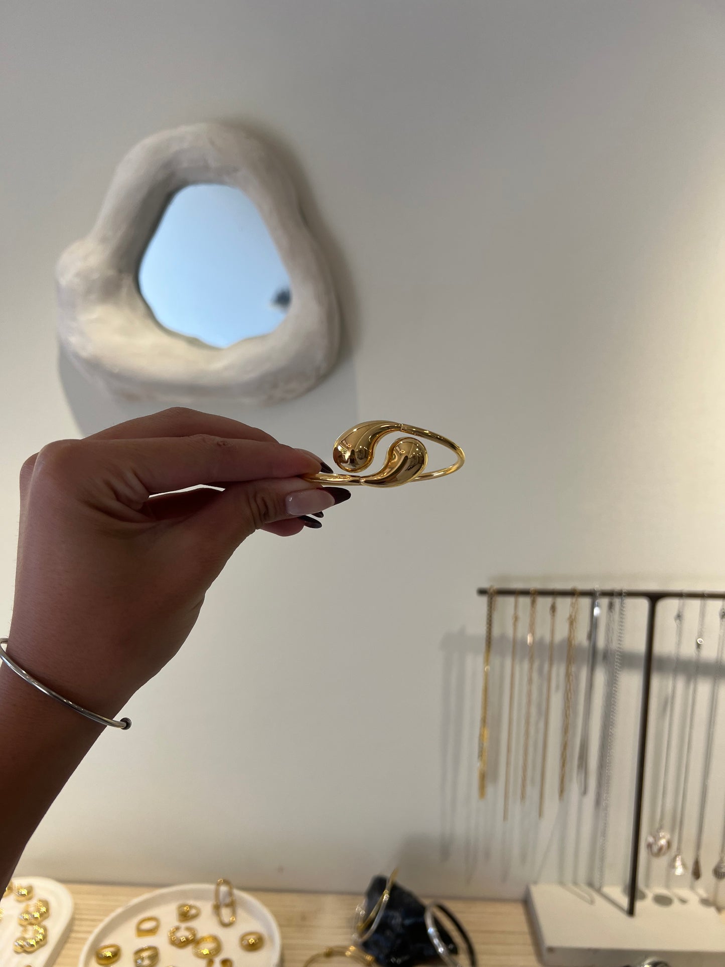 Yin & yang bangle gold