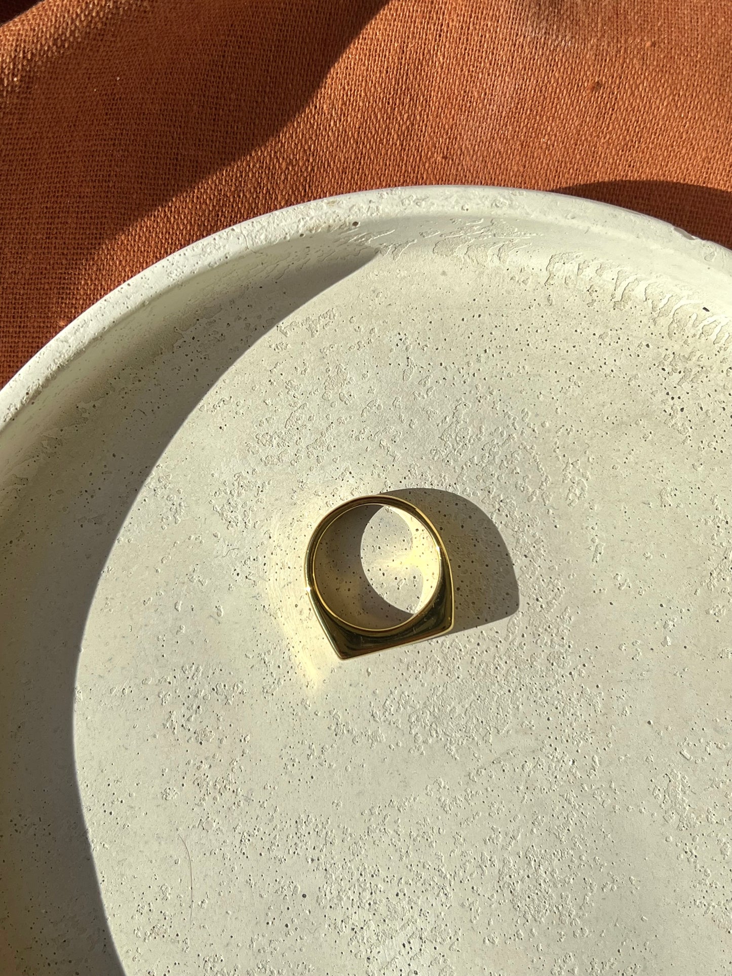 Thin signet
