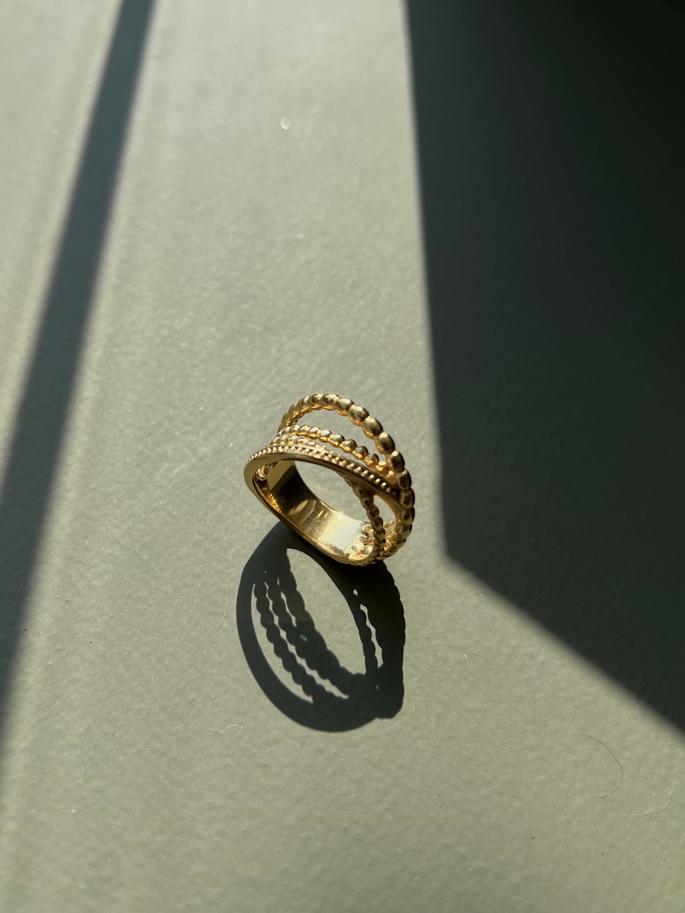 Crisscross ring