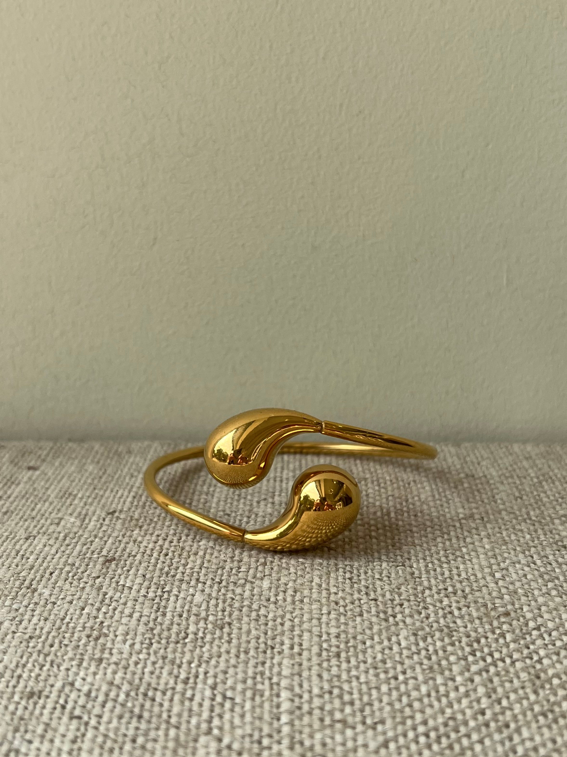 Yin & yang bangle gold