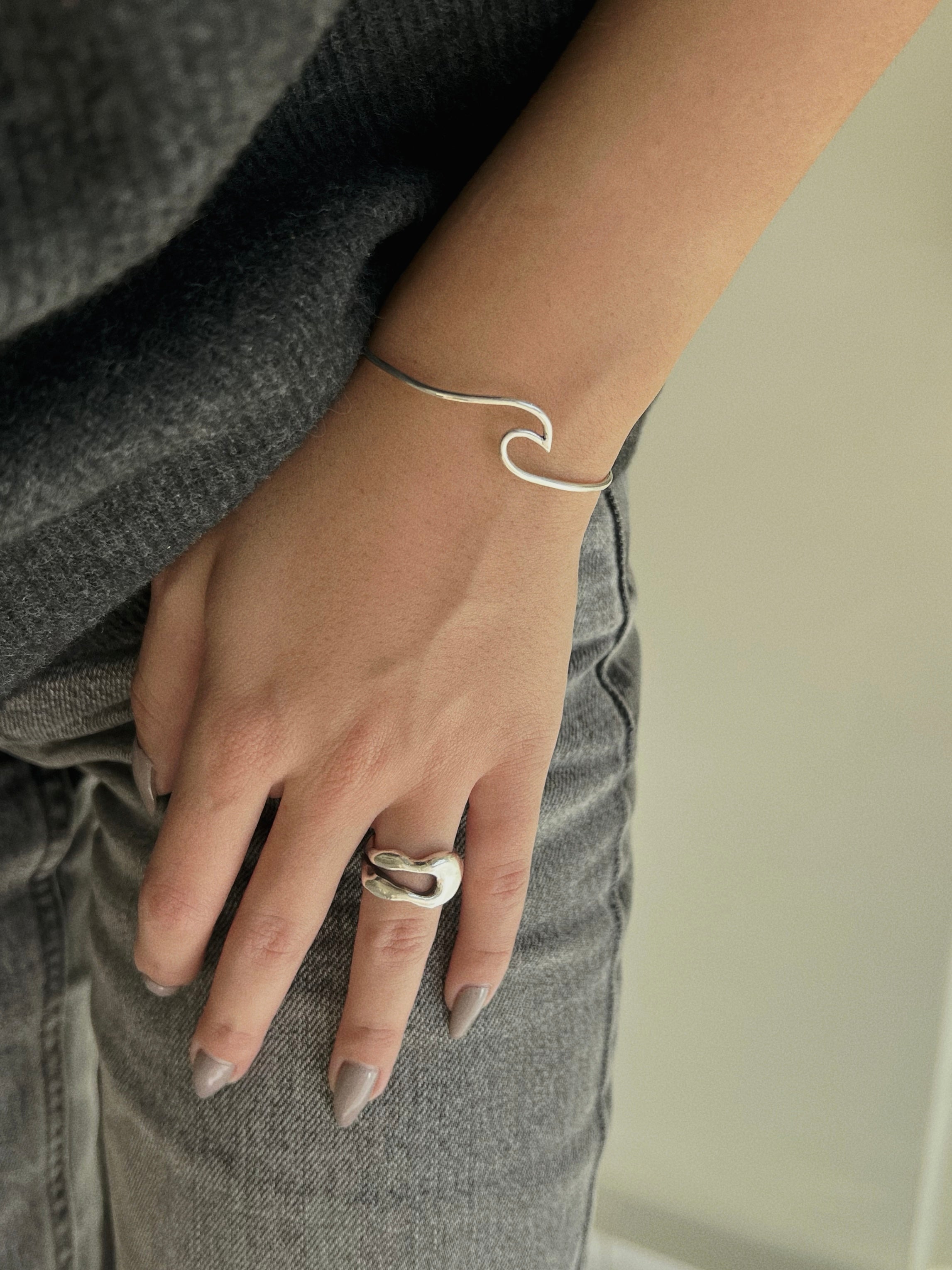 Wave bangle