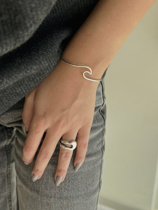Wave bangle
