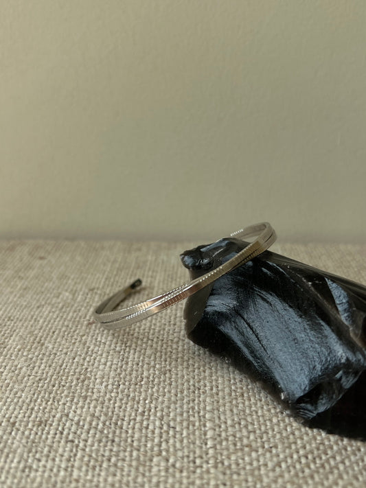Minimal bangle